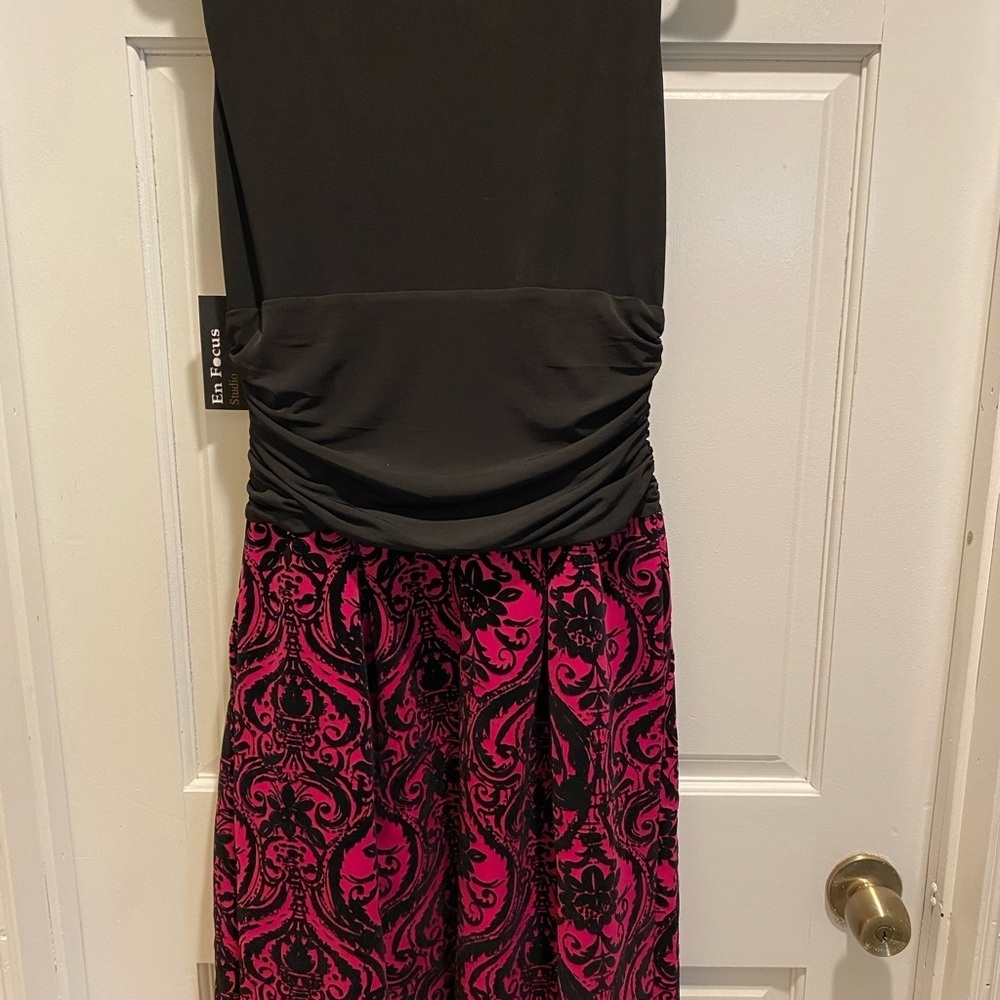 En focus Elegant Black and Pink Floral Skirt - Picture 3 of 3